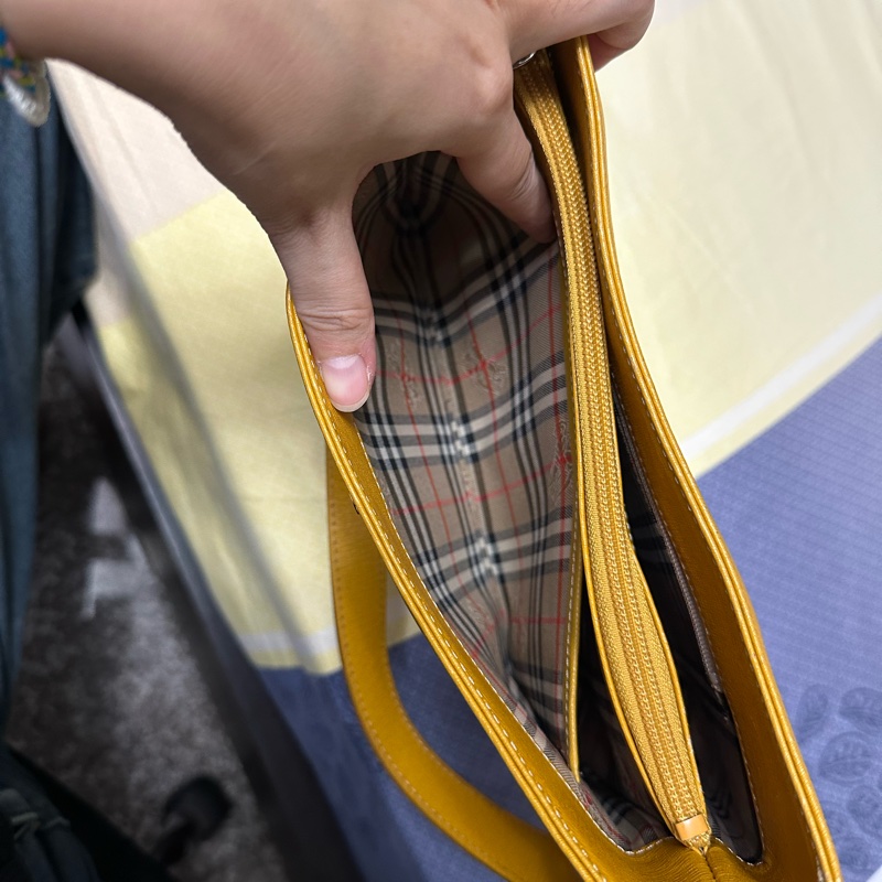 Burberry 防刮皮肩背包-12