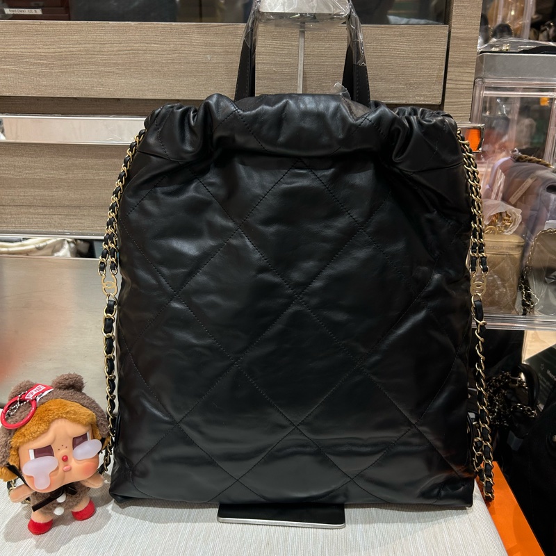 Chanel 22 backpack 黑底白字-2