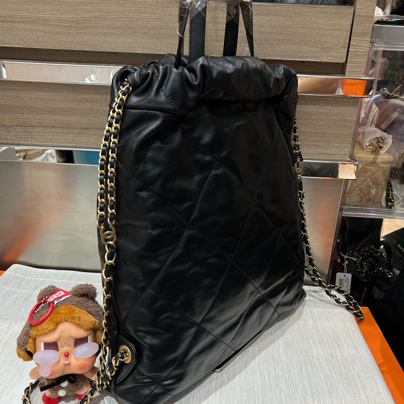Chanel 22 backpack 黑底白字-3