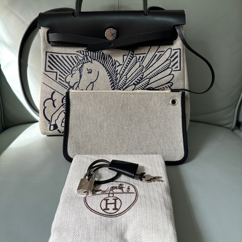 新到 📍Hermes 愛馬仕 限量飛馬塗鴉Herbag 31 黑蓋銀扣D刻