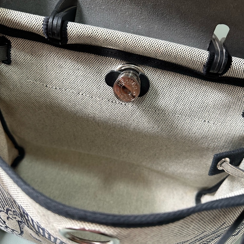 新到 📍Hermes 愛馬仕 限量飛馬塗鴉Herbag 31 黑蓋銀扣D刻-2