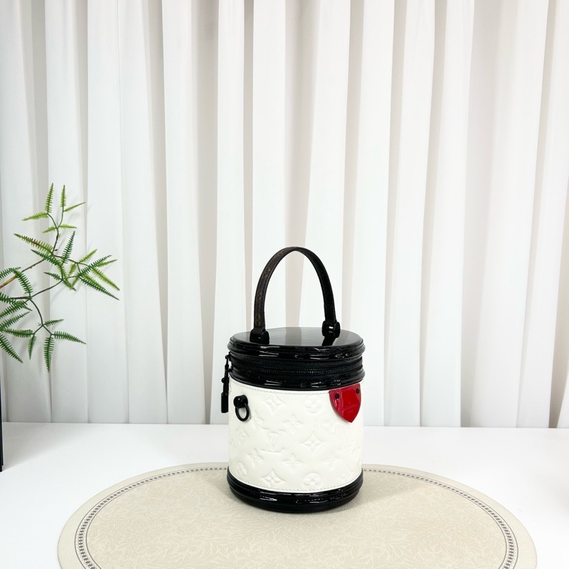 LOUIS VUITTON Cannes 系列手袋 經典老花可調節可拆卸肩帶 白拼黑漆麵牛皮革 發財桶-3