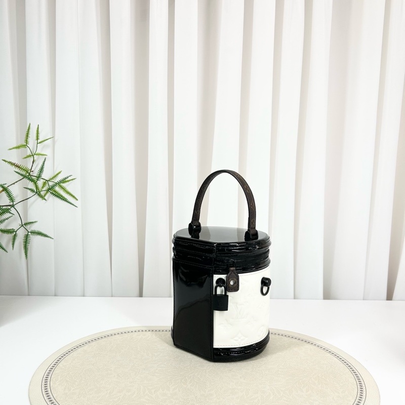 LOUIS VUITTON Cannes 系列手袋 經典老花可調節可拆卸肩帶 白拼黑漆麵牛皮革 發財桶-4