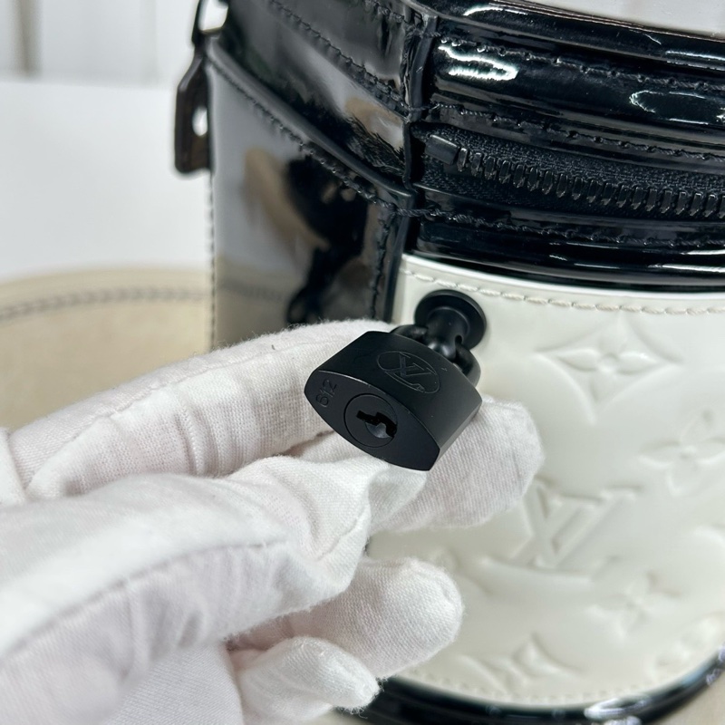 LOUIS VUITTON Cannes 系列手袋 經典老花可調節可拆卸肩帶 白拼黑漆麵牛皮革 發財桶-11