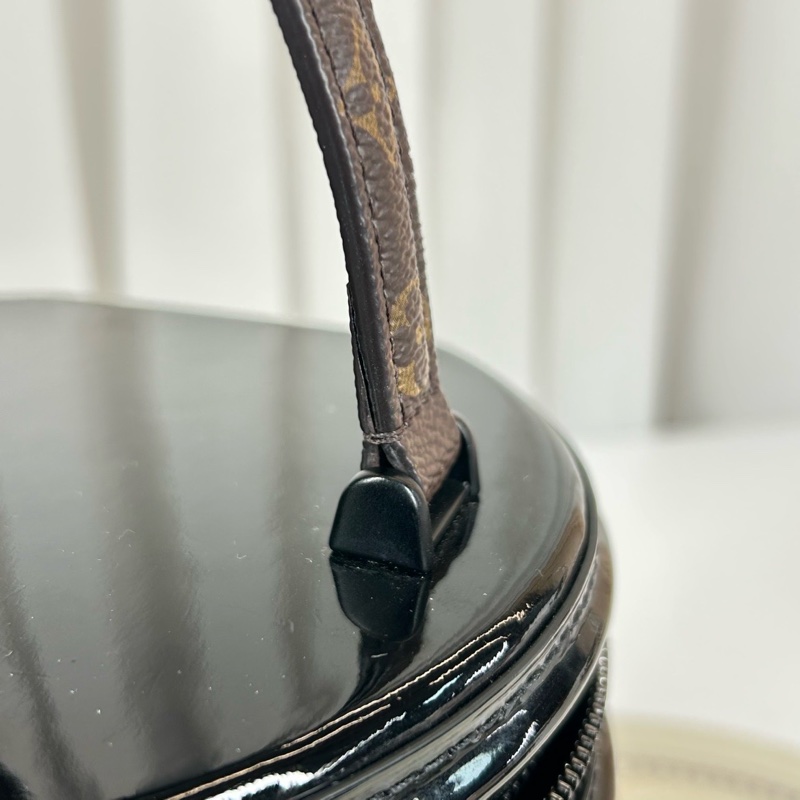 LOUIS VUITTON Cannes 系列手袋 經典老花可調節可拆卸肩帶 白拼黑漆麵牛皮革 發財桶-15