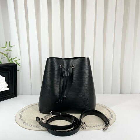 LV路易威登 黑色epi水波纹水桶包