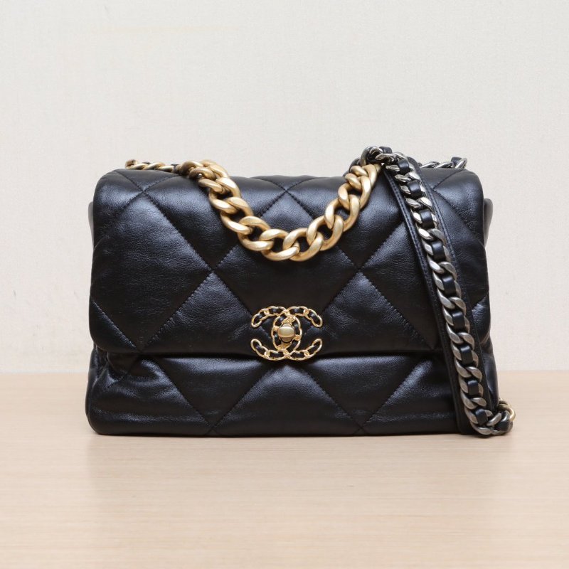 CHANEL 19BAG口蓋包中號30黑色羊皮晶片開金銀扣肩背包-1