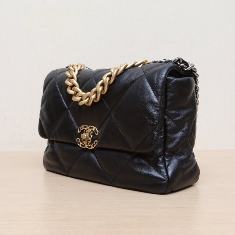 CHANEL 19BAG口蓋包中號30黑色羊皮晶片開金銀扣肩背包-4