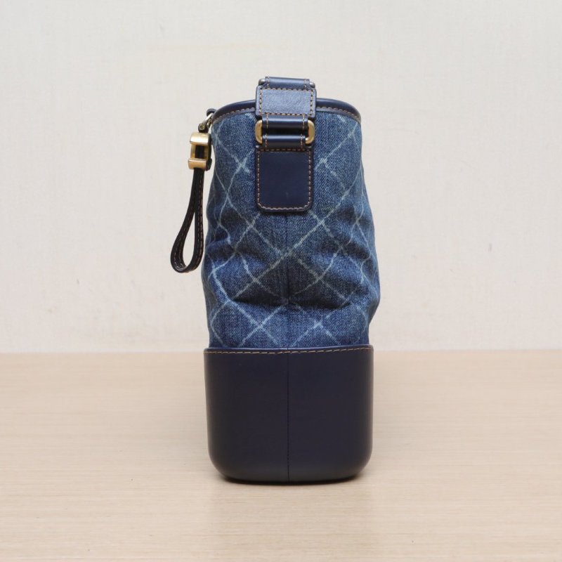 CHANEL GABRIELLE流浪中號28牛仔藍牛皮/帆布25開金銀扣肩背包-4