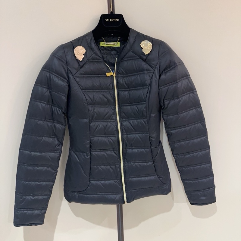 99新 Versace 範思哲 金屬裝飾絎縫羽絨服 外套 鴨絨填充 修身版型 女款 尺碼：36碼/肩宽36胸围84衣长56。-1