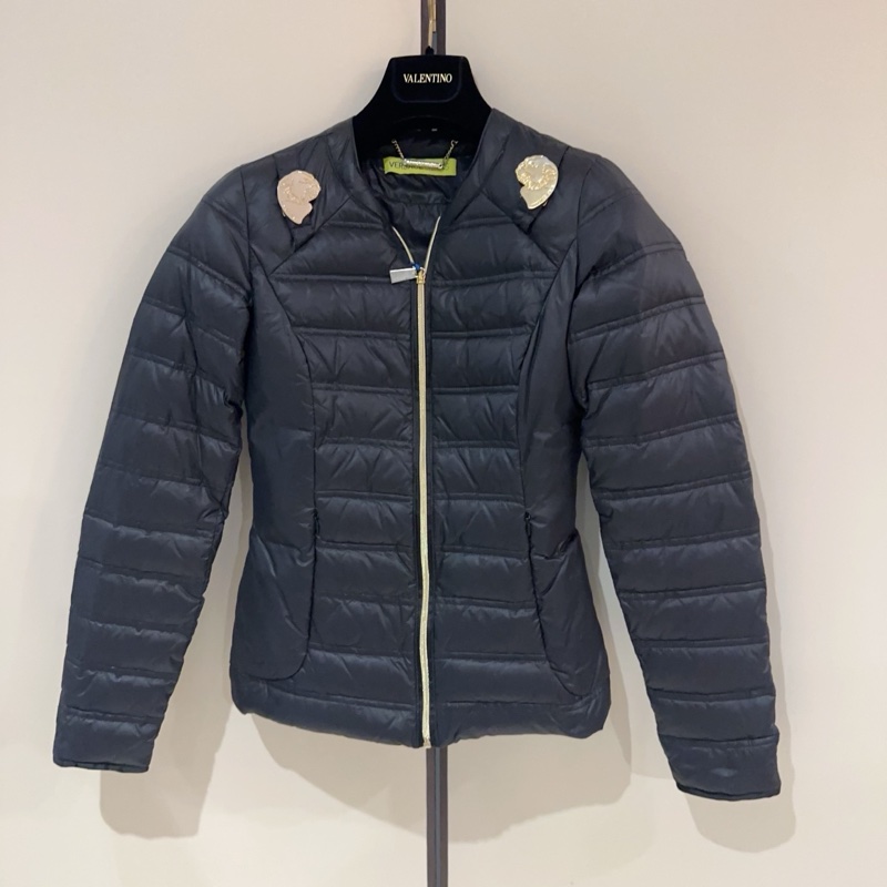 99新 Versace 範思哲 金屬裝飾絎縫羽絨服 外套 鴨絨填充 修身版型 女款 尺碼：36碼/肩宽36胸围84衣长56。-2