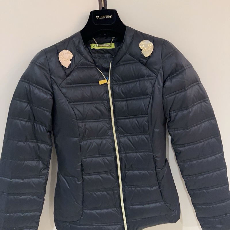 99新 Versace 範思哲 金屬裝飾絎縫羽絨服 外套 鴨絨填充 修身版型 女款 尺碼：36碼/肩宽36胸围84衣长56。-3