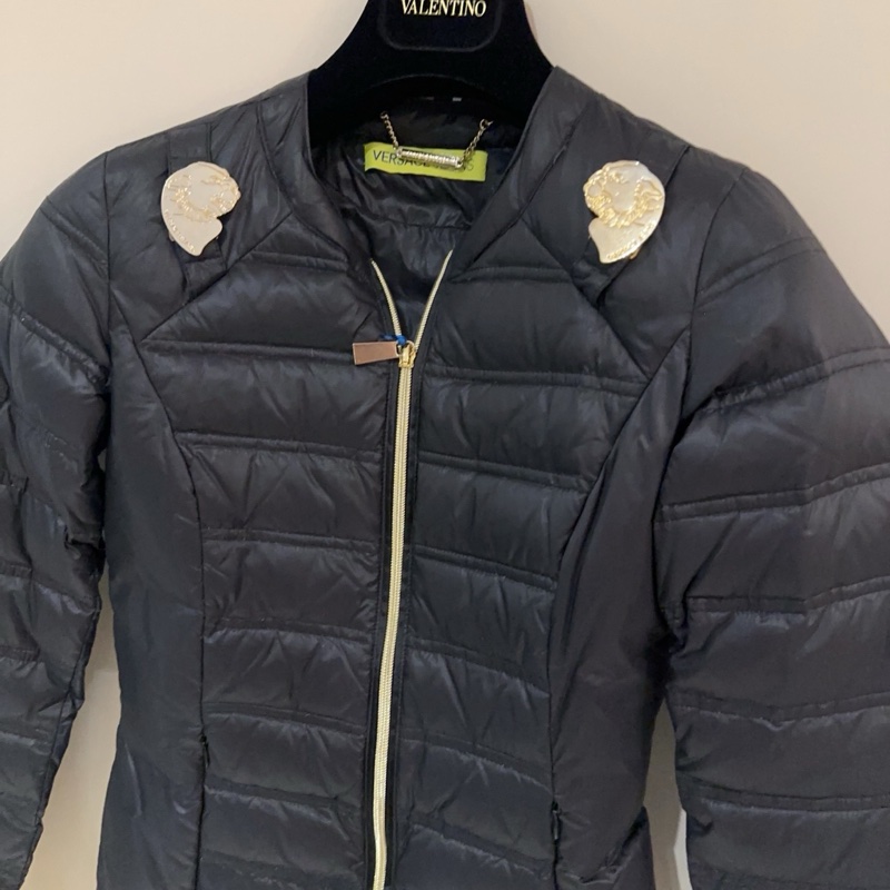 99新 Versace 範思哲 金屬裝飾絎縫羽絨服 外套 鴨絨填充 修身版型 女款 尺碼：36碼/肩宽36胸围84衣长56。-4