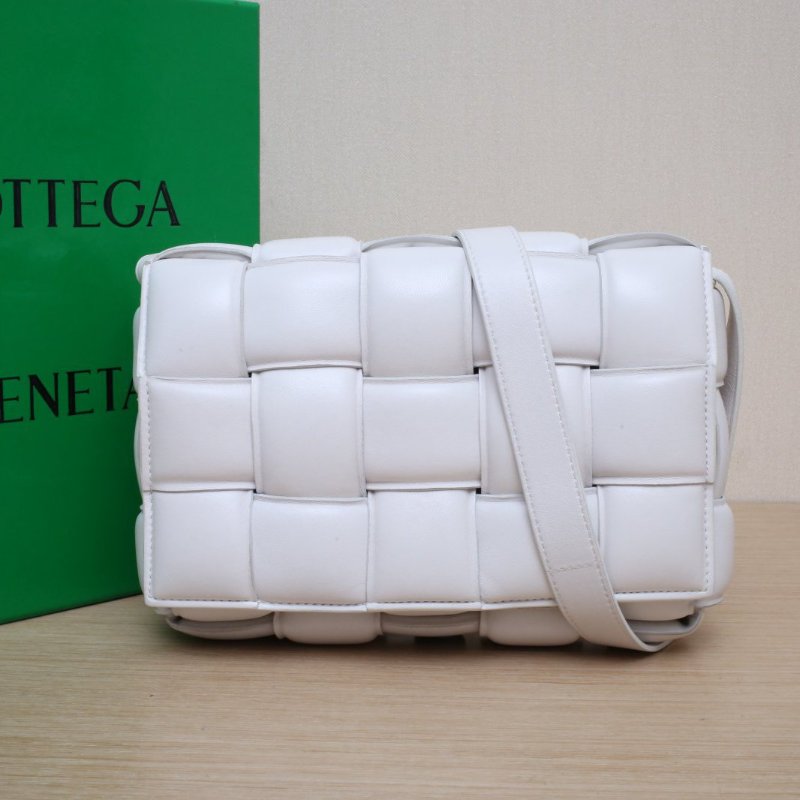 BOTTEGA VENETA CassettePadded加襯中號26羊皮白色羊皮肩背包-0