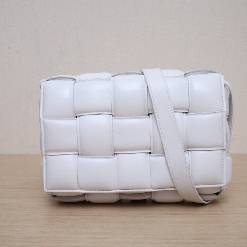 BOTTEGA VENETA CassettePadded加襯中號26羊皮白色羊皮肩背包-1