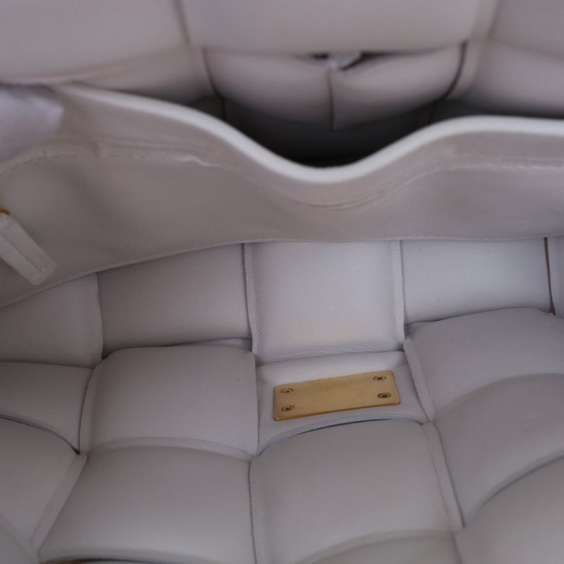 BOTTEGA VENETA CassettePadded加襯中號26羊皮白色羊皮肩背包-2