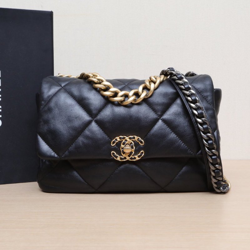 CHANEL 19BAG口蓋包中號30黑色羊皮晶片開金銀扣肩背包-0