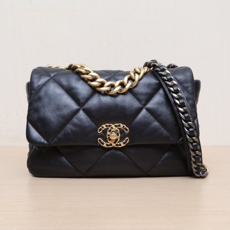 CHANEL 19BAG口蓋包中號30黑色羊皮晶片開金銀扣肩背包-1