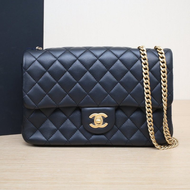 CHANEL 23SCF口蓋包小號23.5黑色羊皮晶片開金扣山茶花調節扣肩帶肩背包-0