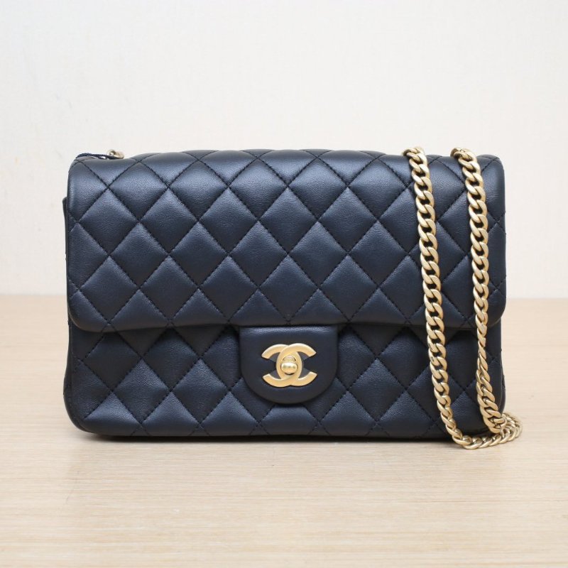 CHANEL 23SCF口蓋包小號23.5黑色羊皮晶片開金扣山茶花調節扣肩帶肩背包-1