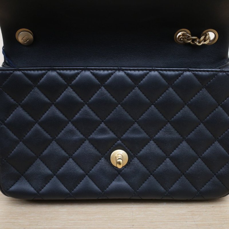 CHANEL 23SCF口蓋包小號23.5黑色羊皮晶片開金扣山茶花調節扣肩帶肩背包-2