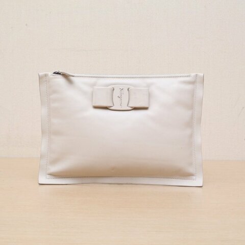 FERRAGAMO 米色牛皮手拿包肩背包