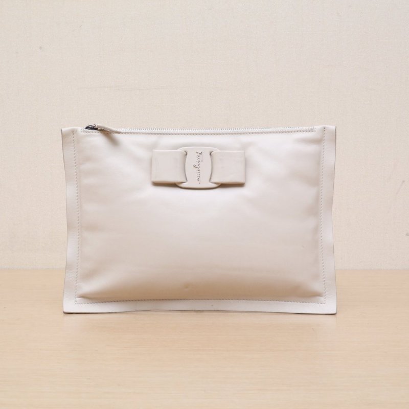 FERRAGAMO 米色牛皮手拿包肩背包-1