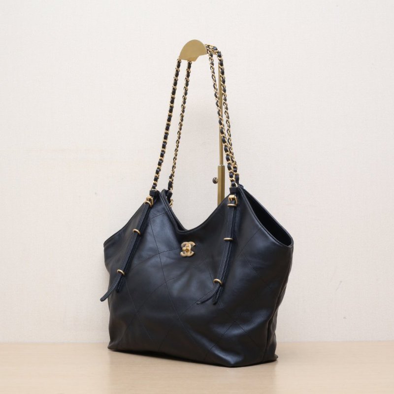 CHANEL 黑色牛皮晶片開金扣25S新款單肩hobo包托特大號31肩背包-4