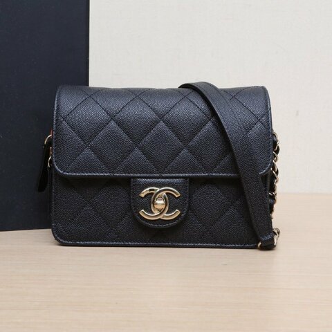 CHANEL 22C內拉鏈口蓋包18黑色荔枝牛皮晶片開淺金扣肩背包