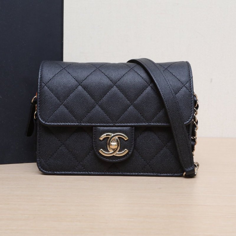 CHANEL 22C內拉鏈口蓋包18黑色荔枝牛皮晶片開淺金扣肩背包-0