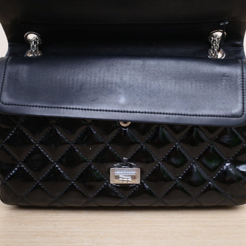 CHANEL 2.55口蓋包大號28黑色漆皮13開銀扣肩背包-2