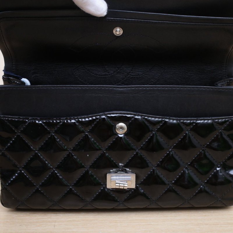 CHANEL 2.55口蓋包大號28黑色漆皮13開銀扣肩背包-3