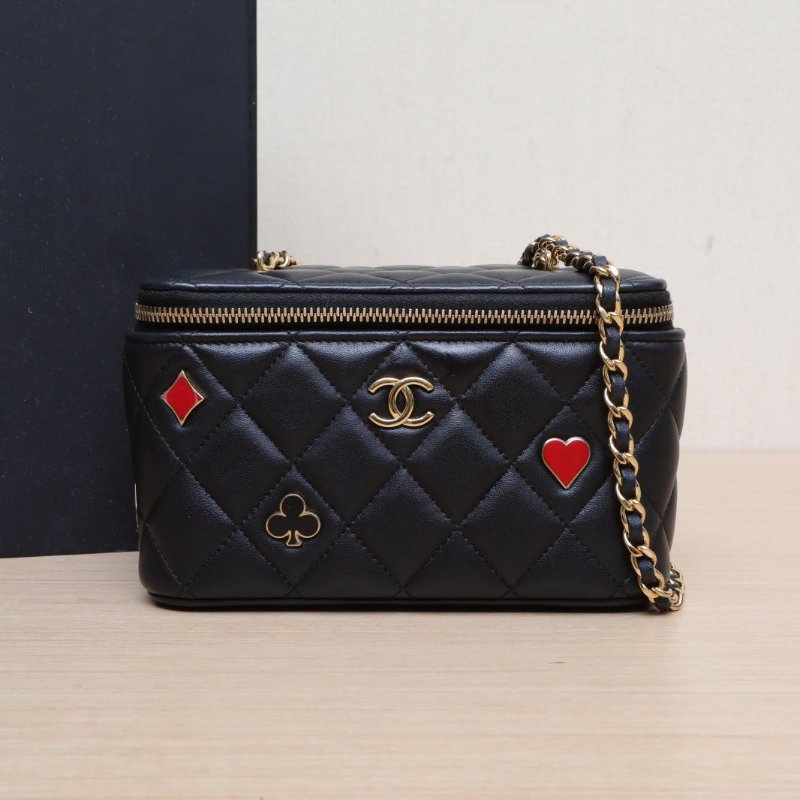 CHANEL 長盒子化妝包帶鏡子16.5黑色羊皮鐳射標金扣撲克徽章肩背包-0