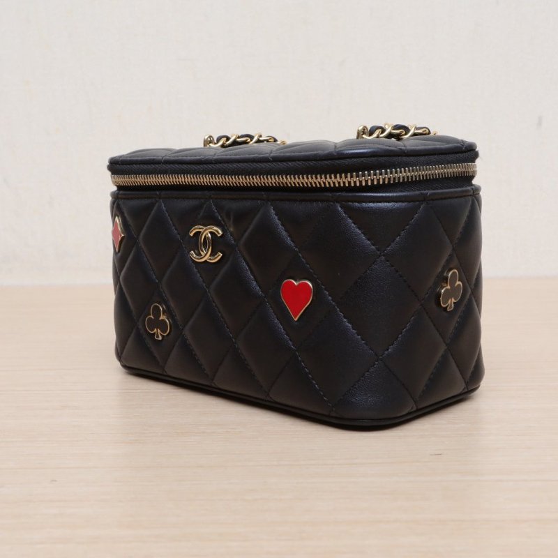 CHANEL 長盒子化妝包帶鏡子16.5黑色羊皮鐳射標金扣撲克徽章肩背包-2