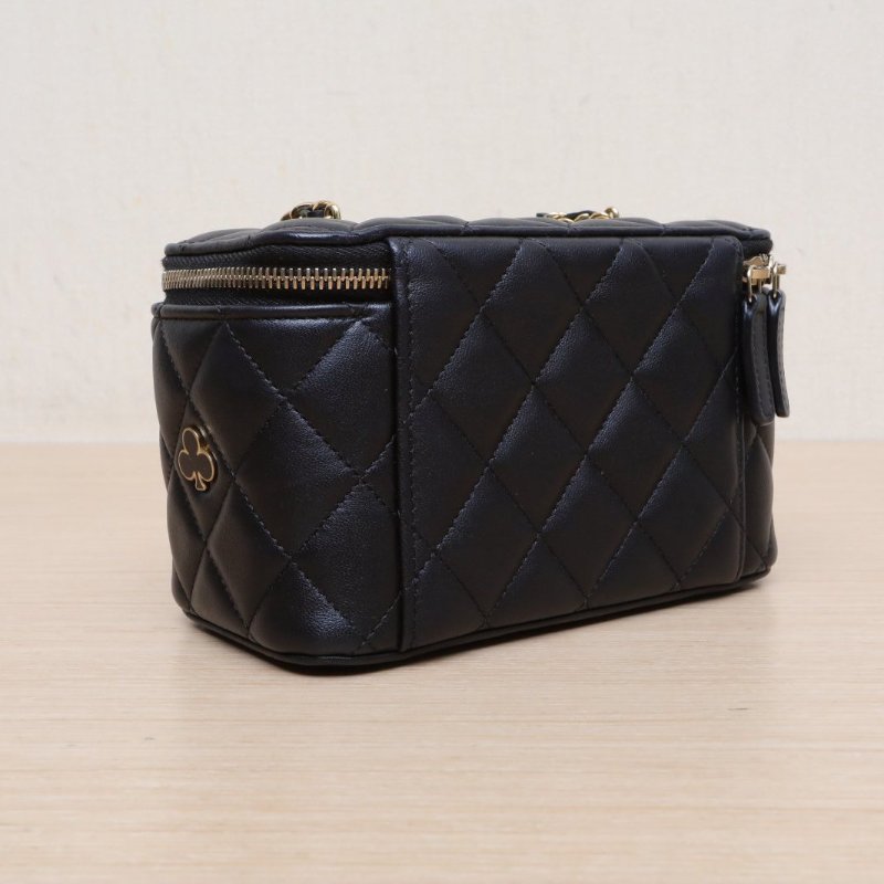 CHANEL 長盒子化妝包帶鏡子16.5黑色羊皮鐳射標金扣撲克徽章肩背包-4
