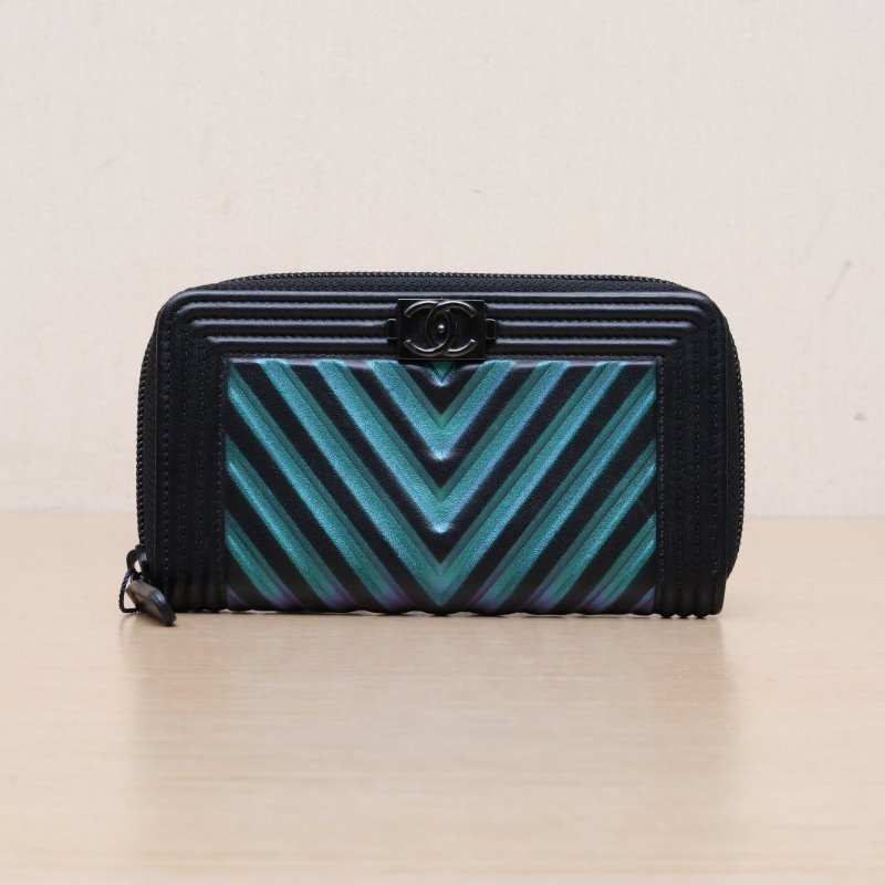 CHANEL 幻彩色牛皮23開黑扣幻彩V紋拉鏈錢包零錢包肩背包-1