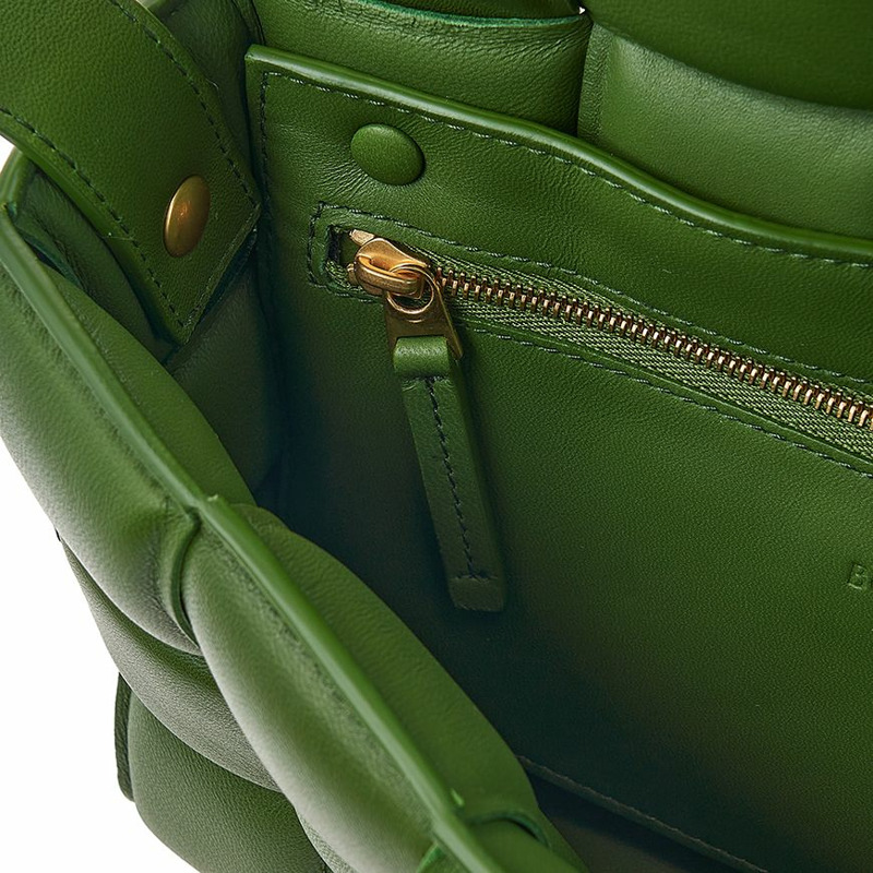 BOTTEGA VENETA 女士加墊卡帶斜背包 591970 VCQR1 3141-8