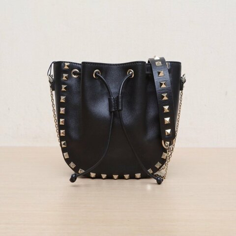 VALENTINO 抽繩水桶包黑色牛皮肩背包