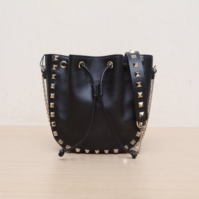 VALENTINO 抽繩水桶包黑色牛皮肩背包-1