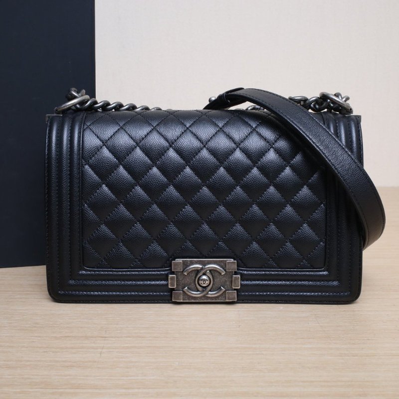 CHANEL Leboy中號25黑色荔枝牛皮晶片開銀扣菱格紋肩背包-0