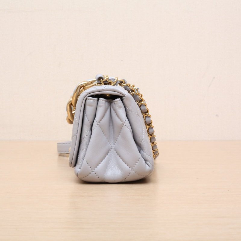 CHANEL 灰色羊皮晶片開金扣22A灰金粗鏈條菱格紋口蓋包mini肩背包-4