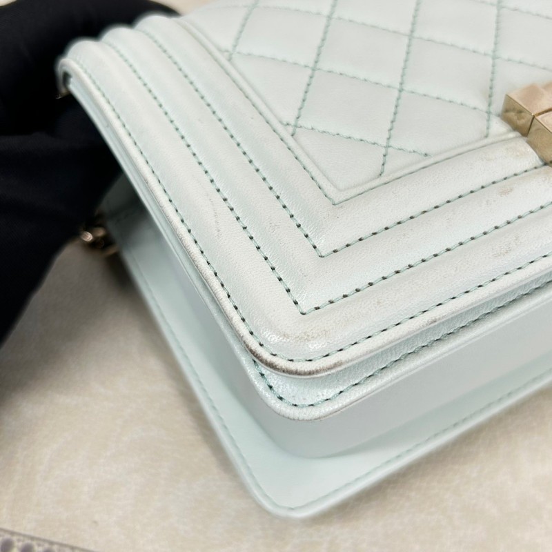 CHANEL leboy小號 baby藍全皮搭配金扣菱格翻蓋開合鏈條肩帶-10