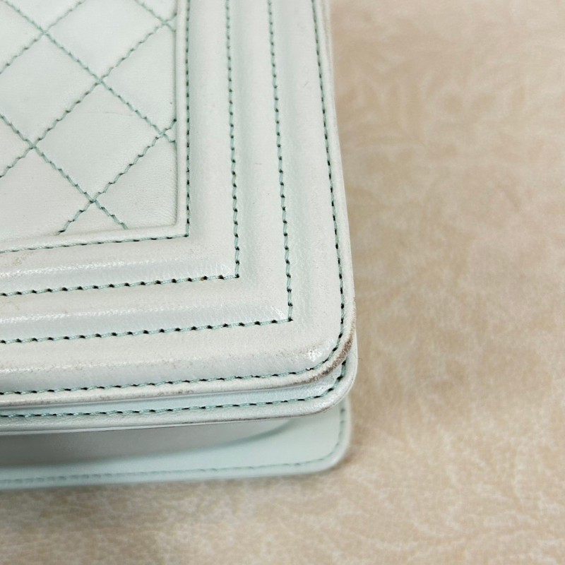 CHANEL leboy小號 baby藍全皮搭配金扣菱格翻蓋開合鏈條肩帶-11