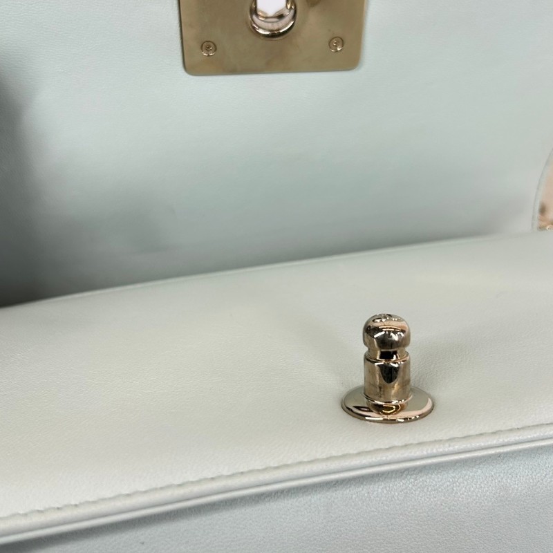 CHANEL leboy小號 baby藍全皮搭配金扣菱格翻蓋開合鏈條肩帶-14