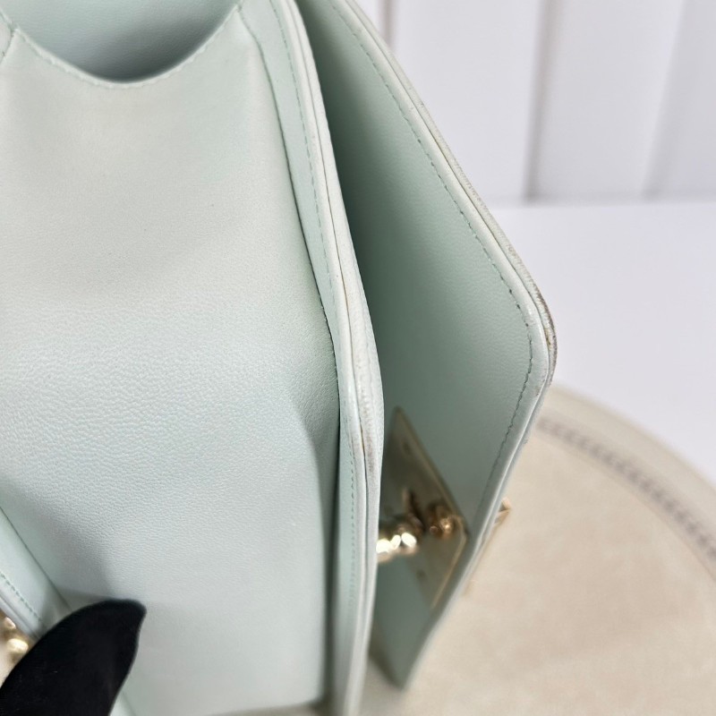 CHANEL leboy小號 baby藍全皮搭配金扣菱格翻蓋開合鏈條肩帶-17