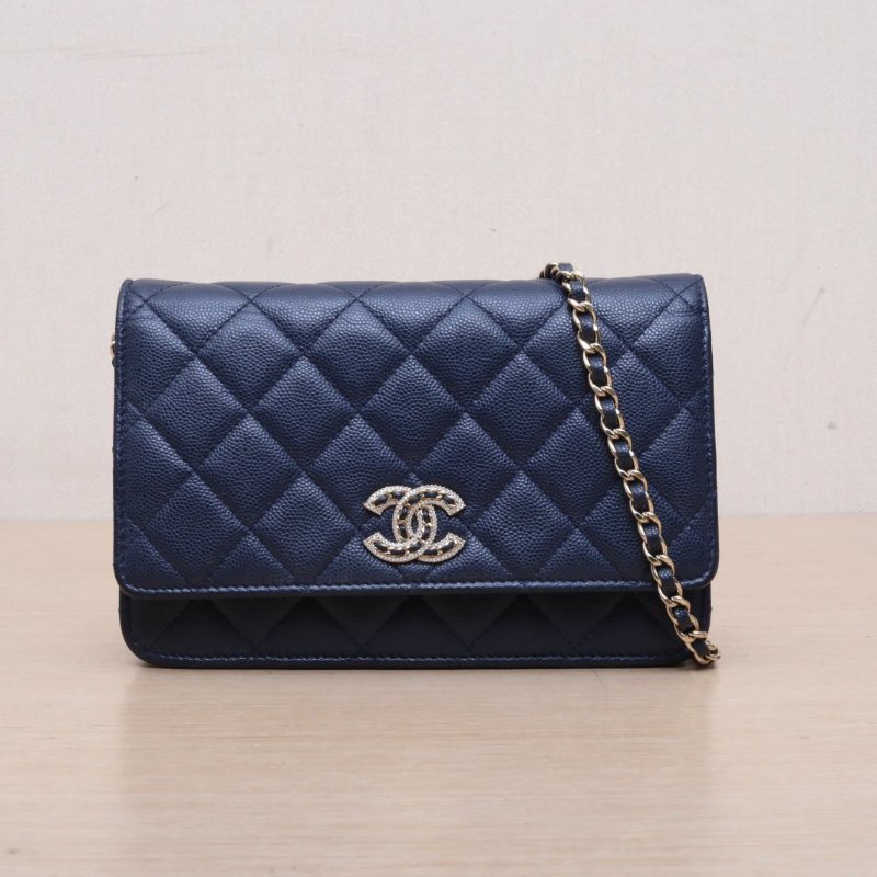 CHANEL 22SCFWOC19藍色荔枝牛皮晶片開水鑽皮穿鏈扣肩背包-1