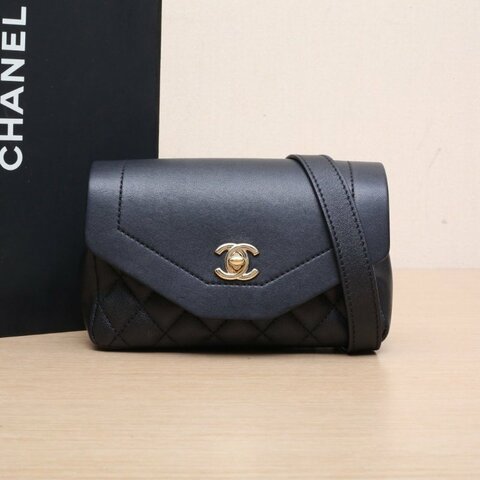 CHANEL 黑色牛皮27開金扣郵差包腰包肩背包