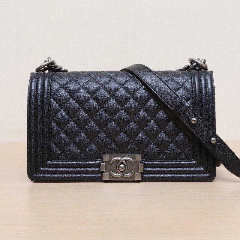 CHANEL Leboy中號25黑色荔枝牛皮晶片開銀扣菱格紋肩背包-1