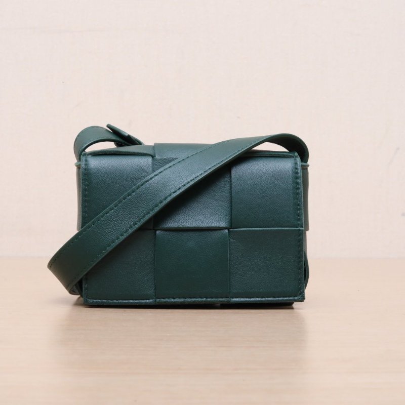 BOTTEGA VENETA CassetteMini12綠色羊皮肩背包-1