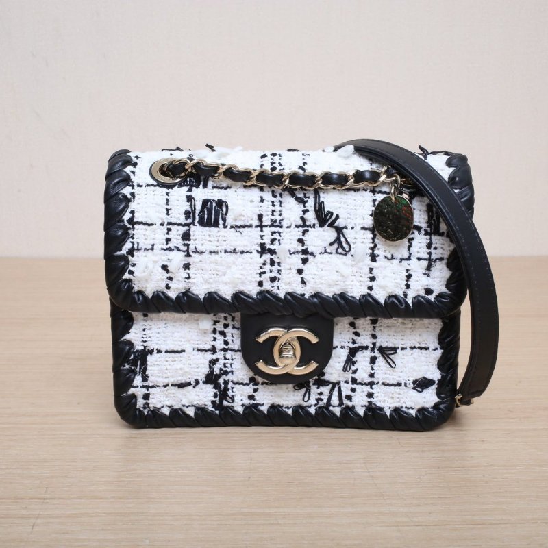 CHANEL 黑白毛呢晶片開淺金扣22CCF季節款口蓋包豆腐包18肩背包-1